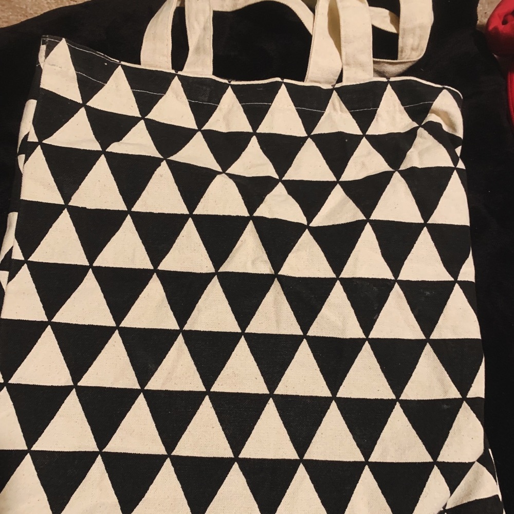 Black & White Geo Tote!